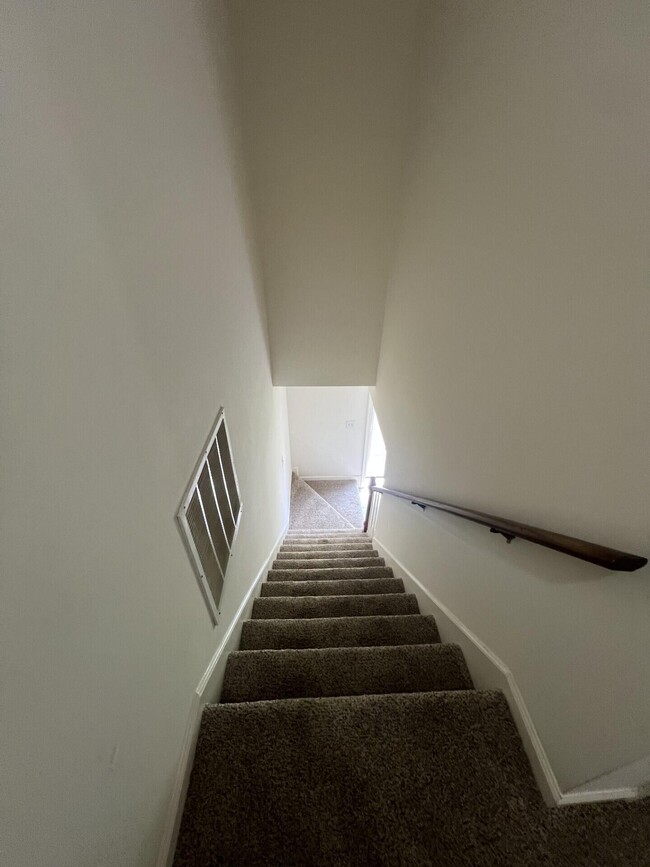 Building Photo - 409 Woodview Dr