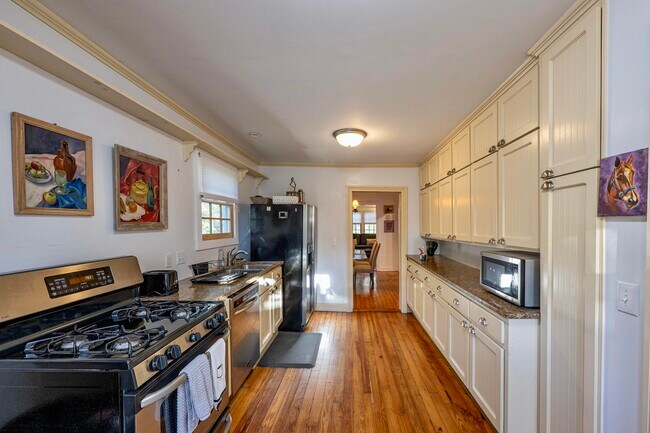 Building Photo - 566 Newberry St SW