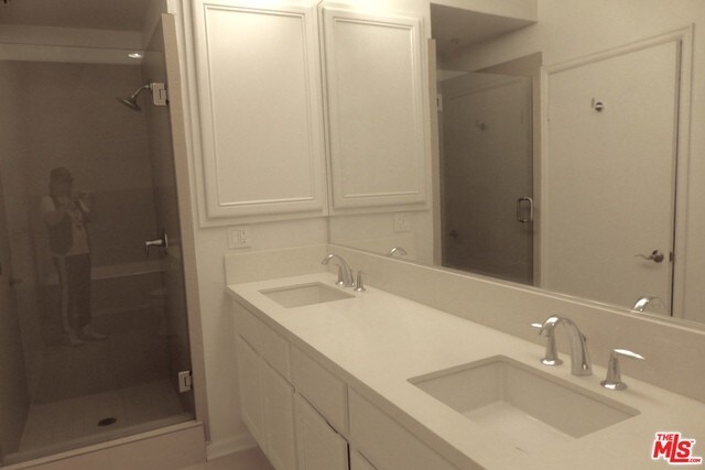 Building Photo - 1211 Sunset Plaza Dr