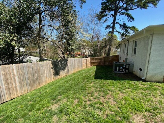 Building Photo - Minutes from Uptown!  100% Renovated!