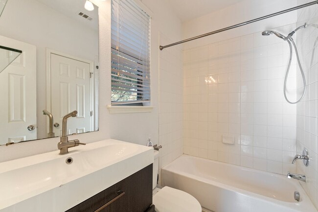 Building Photo - Beautiful 2 bedroom, 1 bathroom home in Hornsby Bend!!!