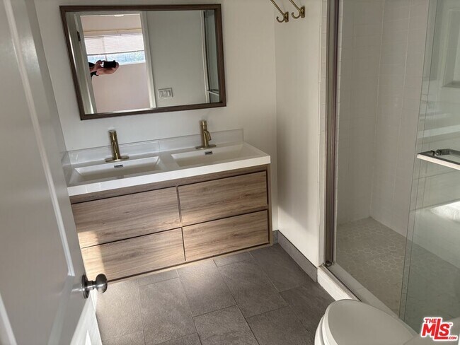 Building Photo - 366 1/2 E Hillsdale St