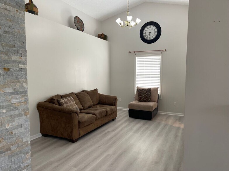 Building Photo - 1058 Sugar Maple Dr