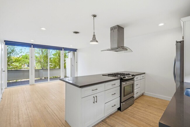 Building Photo - 4200 Shorecrest Ln