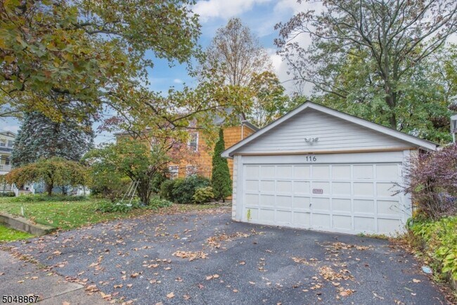 Building Photo - 116 Baldwin St