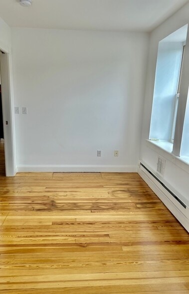 Bed 2 Lots of Windows - 42 Pilgrim Pathway