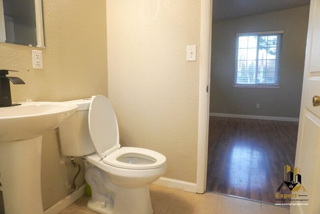 Building Photo - 125 B St