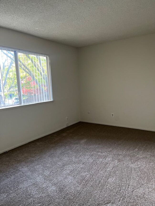 Building Photo - North Davis condo
