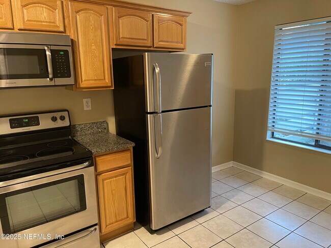 Building Photo - 7701 Baymeadows Cir W
