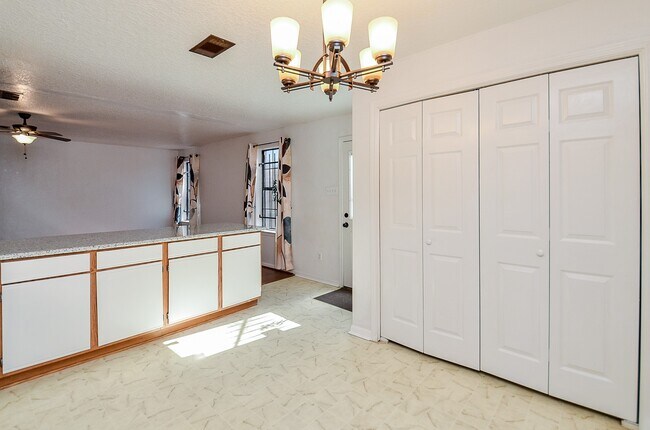 Building Photo - 13837 Purplemartin St