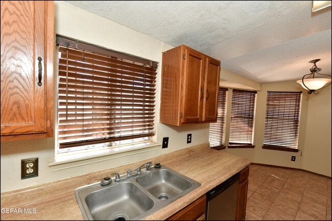 Building Photo - 4872 Maureen Cir