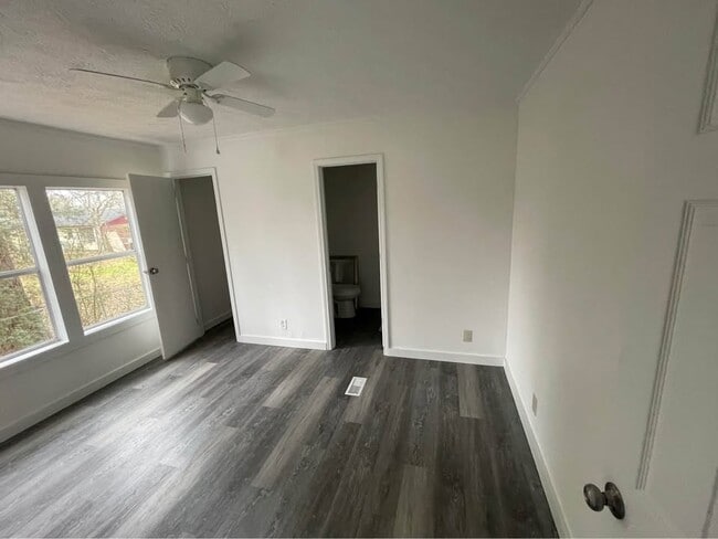 Building Photo - 704 Beverly Dr