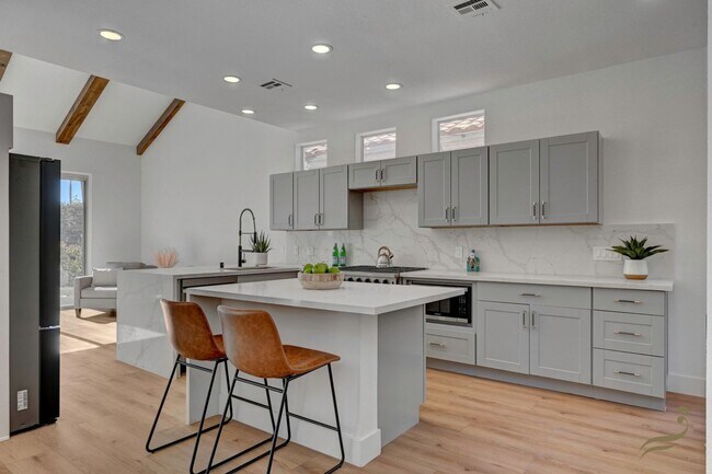 Building Photo - 3 Bedroom, 2.5 Bath Golf Course Home in Guard-Gated Canyon Gate