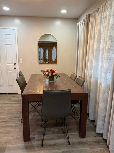 Building Photo - 806 Coyote St