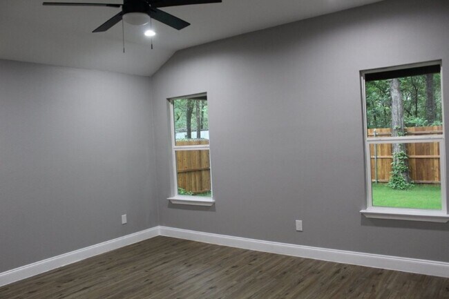 Building Photo - Beautiful 3 Bedroom / 2 Bath Home with Garage & Fenced Yard