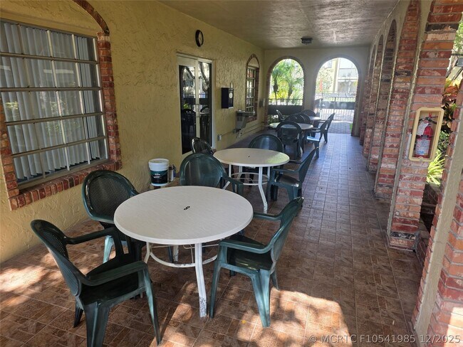 Building Photo - 259 S Cypress Rd