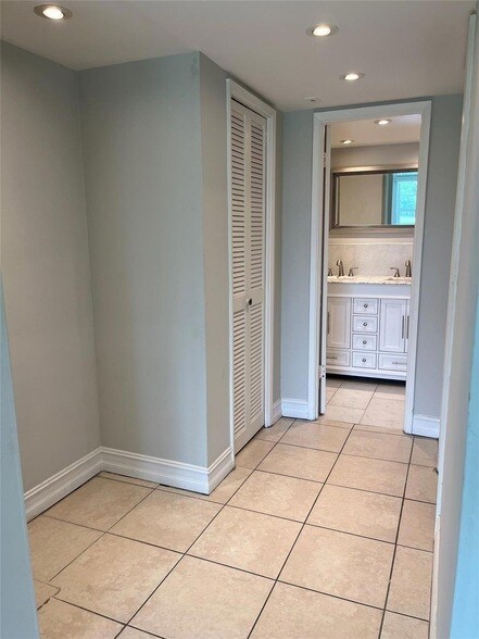Building Photo - 3100 N Palm Aire Dr
