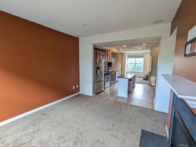 Building Photo - Modern 4 level townhouse available for imm...