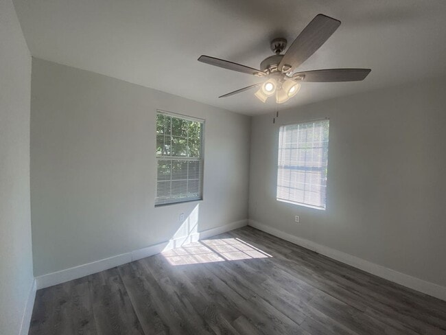 Building Photo - 2Bed/1Bath House for Rent! Available Now