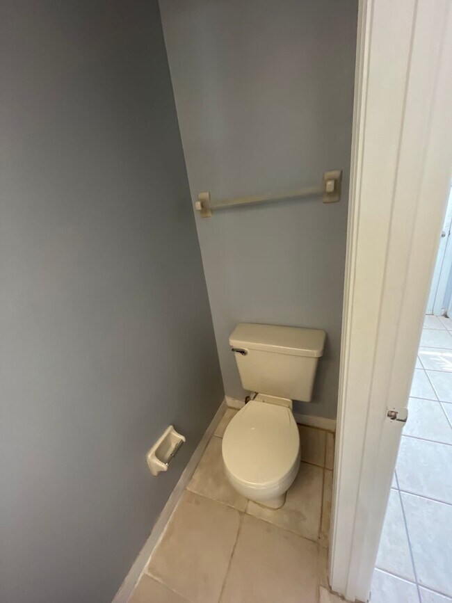 Building Photo - For Rent-2-bedroom, 2.5-bathroom located in the vibrant community of Tampa