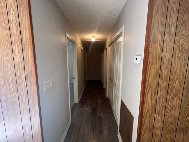 Building Photo - 3 bedroom 1 bathroom home in Colonial Hills
