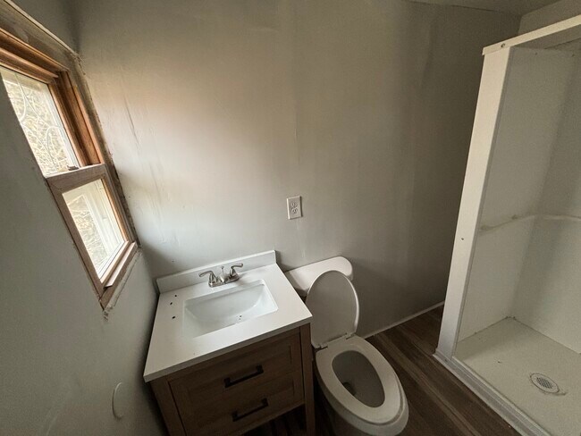 Building Photo - 14 E 6th Ave