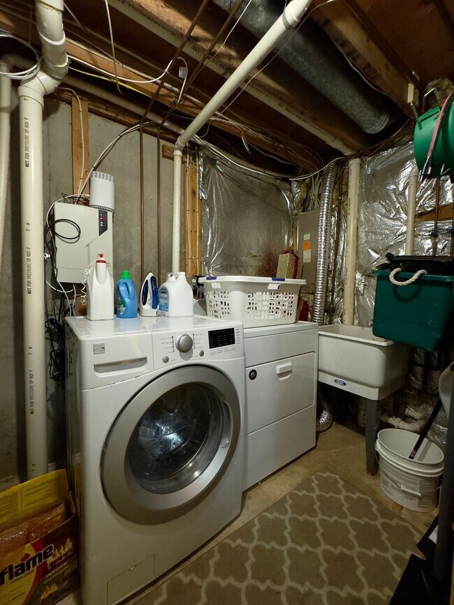 Building Photo - Modern 2-Bedroom Townhome with Spacious Ya...