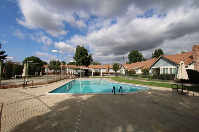 Building Photo - Two-Story 3-Bedroom Condo in Redlands!