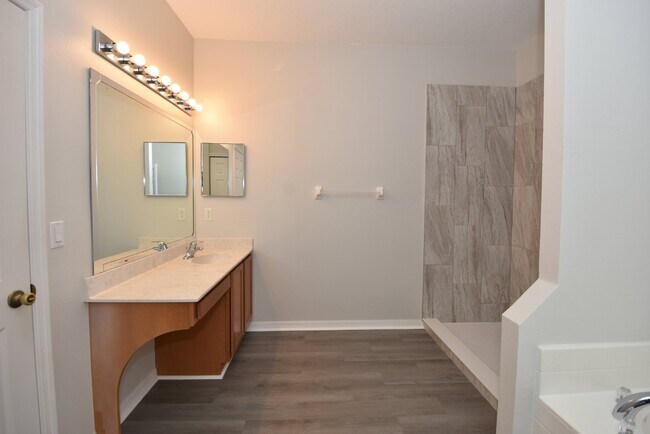 Building Photo - 4 bed, 2 bath located in Matanzas Woods su...