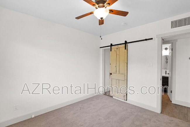 Building Photo - 5513 E Earll Dr