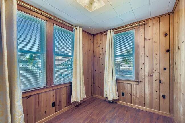 Building Photo - 6712 N Maplewood Ave