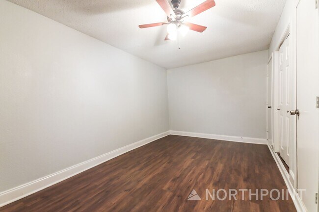 Building Photo - 3 BR/2BA | Updated Single Family Home |  Private backyard | In Dallas!