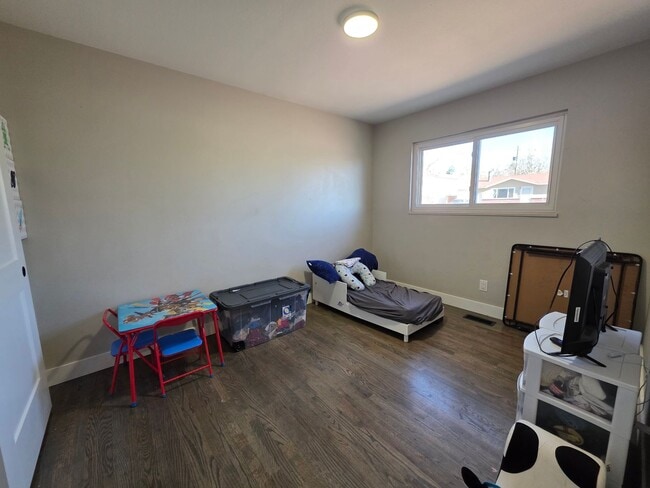 Building Photo - 5 Bed 2 bath Home near Fort Carson!!