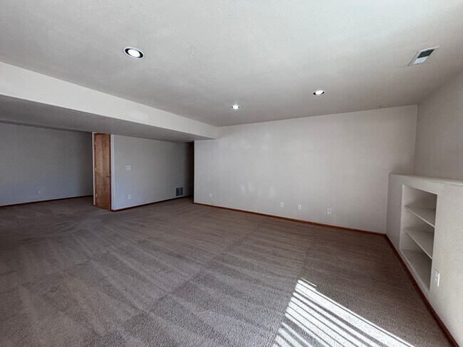 Building Photo - 4 Bed 3.5 Bath Home with Air Conditioning! - MileStone Real Estate Services - Available Now!