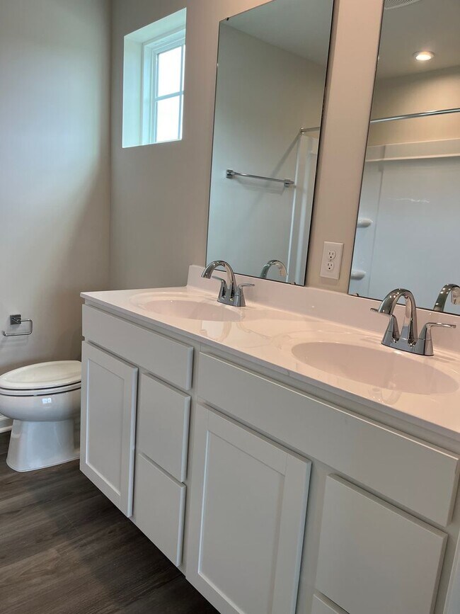 Building Photo - Brand New Townhome
