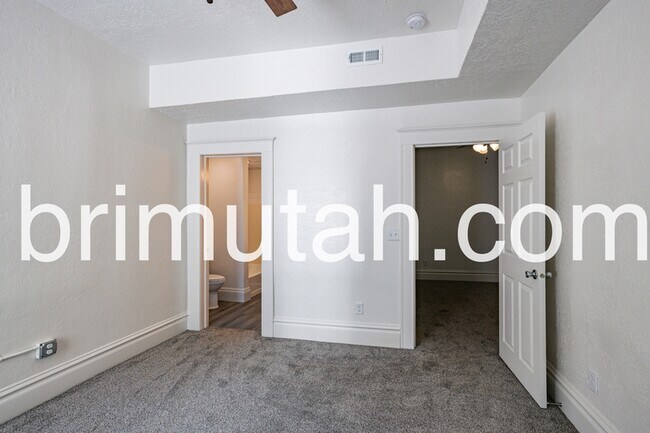 Building Photo - 2590 S 800 E