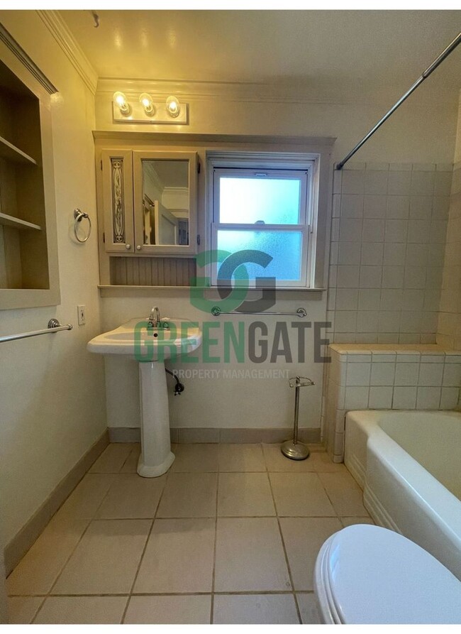 Building Photo - 3 BEDROOM 1 BATH HOME IN MODESTO!!
