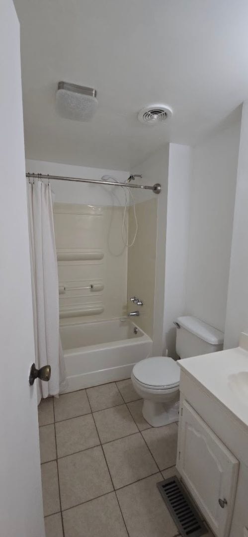 Building Photo - 2 bed 2 baths with large screened patio