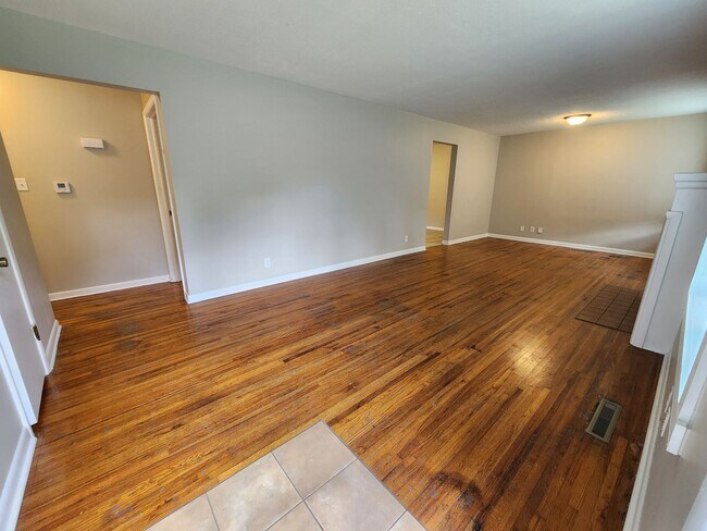 Building Photo - Spacious 3-Bedroom, 1-Bathroom Home AVAILABLE NOW!!