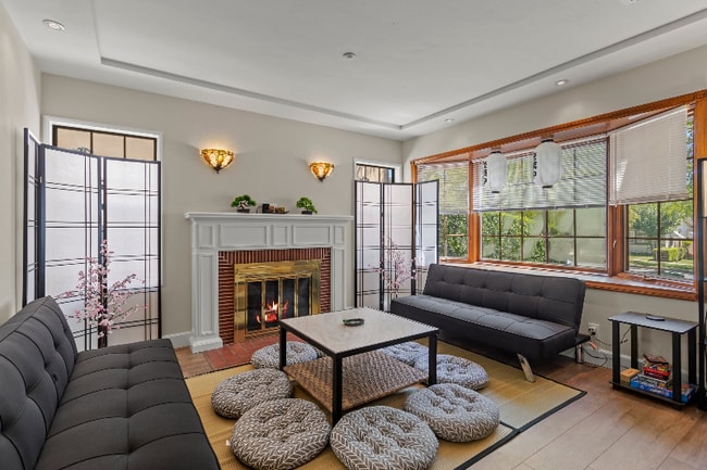 Building Photo - 1015 E Verdugo Ave