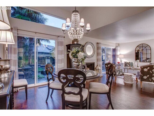Building Photo - Great condo Next to Tanasborne