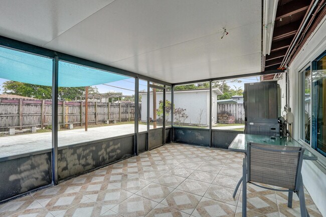 Building Photo - 4670 SW 25th Ave