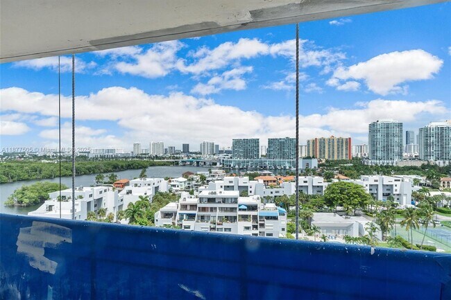 Building Photo - 400 Kings Point Dr