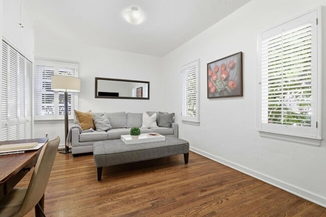 Building Photo - 566 E Crescent Dr