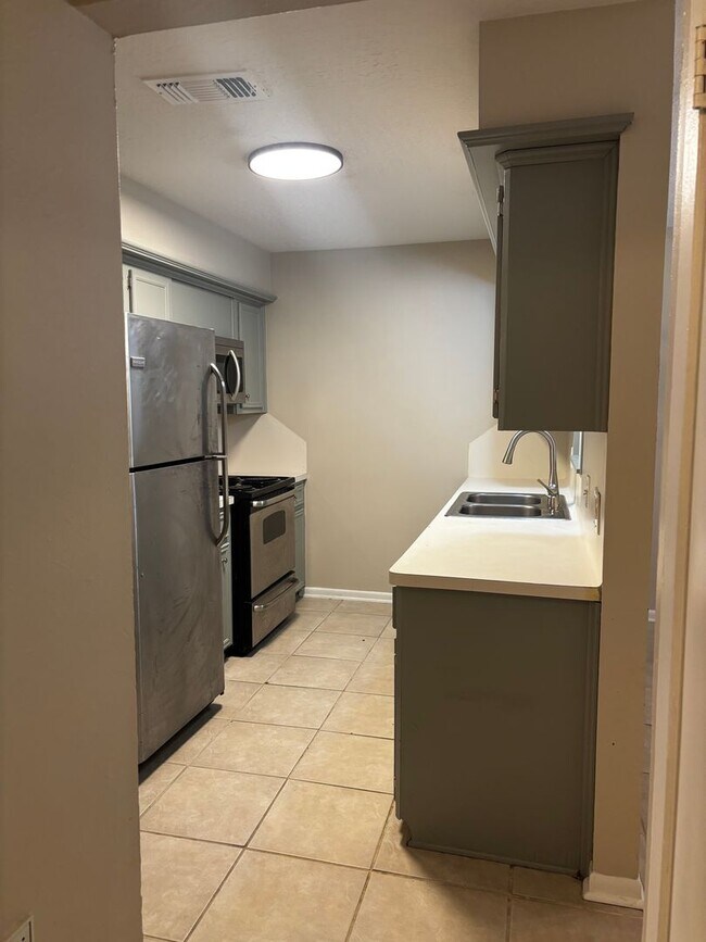 Building Photo - 2 bedroom 2 bath