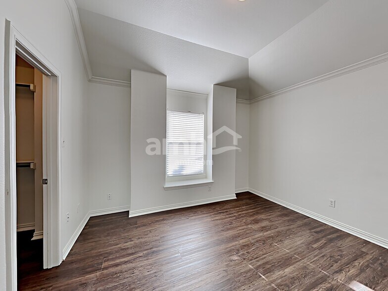 Building Photo - 5805 Kiger Dr