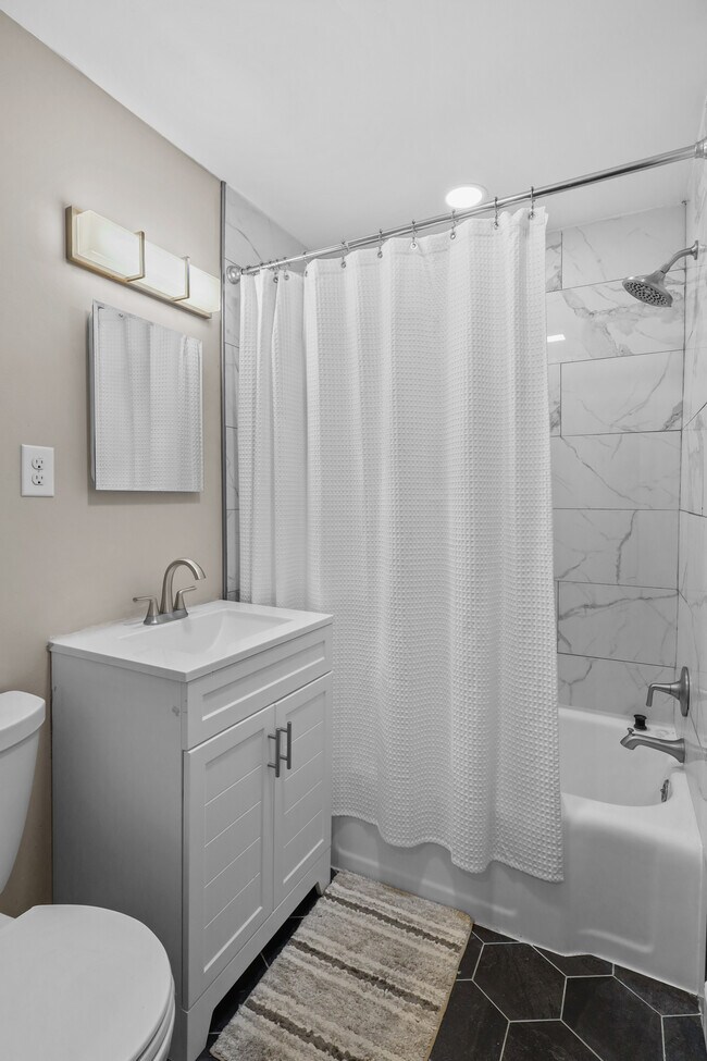 Building Photo - Spacious 4-Bedroom, 2.5-Bath Home E Duffy