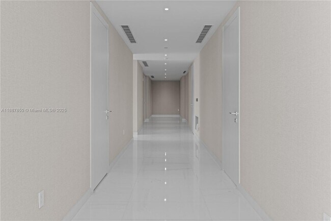 Building Photo - 300 Biscayne Blvd Way