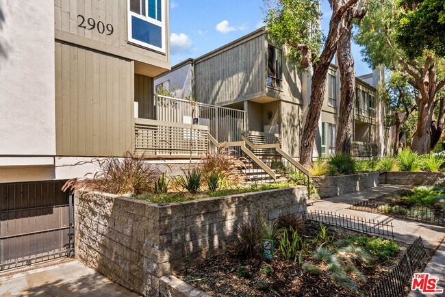 Building Photo - 2909 Arizona Ave