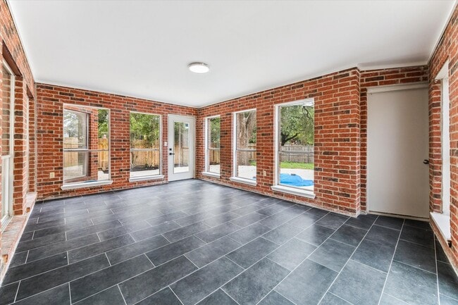 Building Photo - 14710 James River Ln